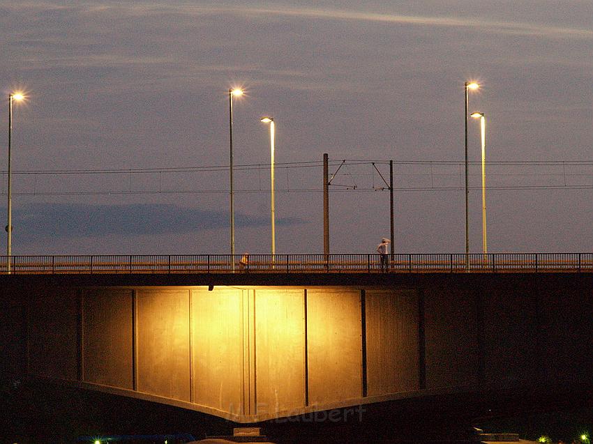 Lebensmueder mit Pistole Koeln Deutzer Bruecke P59.JPG